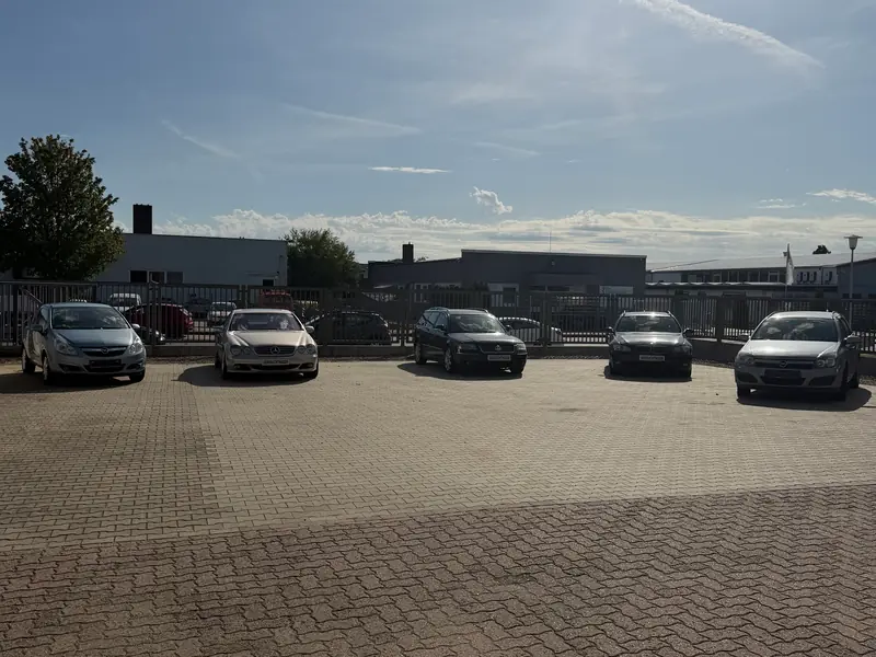 Gepflasterter Hof des Autohauses mit Kundenparkplätzen