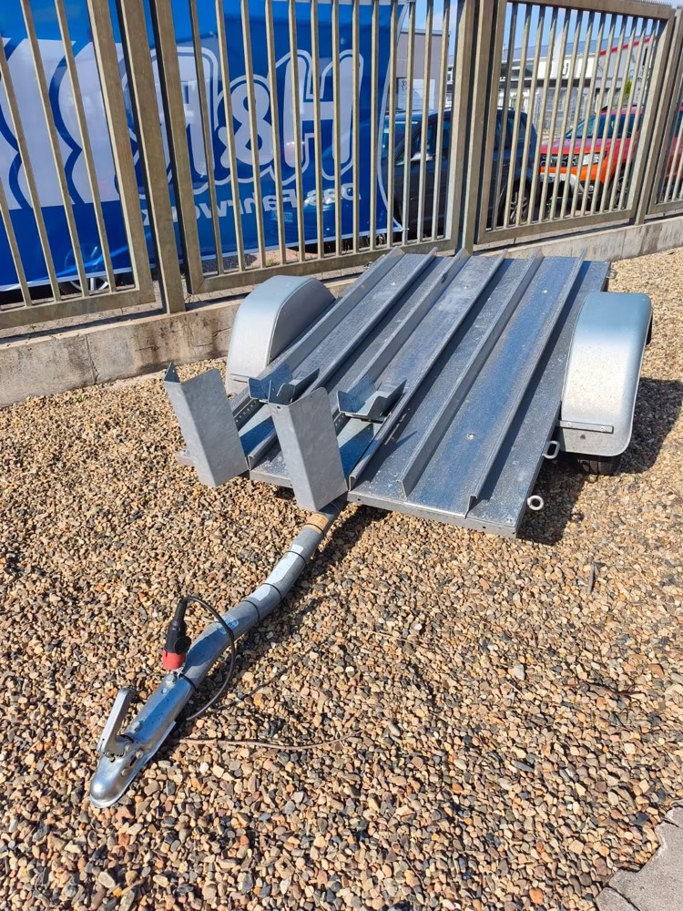 Motorradanhänger Humbaur HM75 mit Auffahrschiene auf dem Betriebsgelände